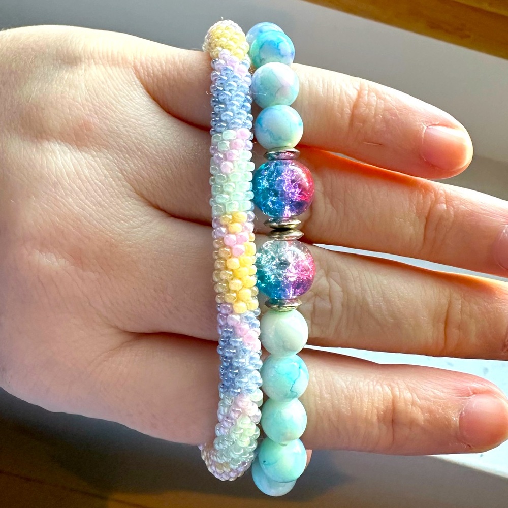 Add a little dazzle to your wardrobe with this set of two stunning bracelets ✨💕